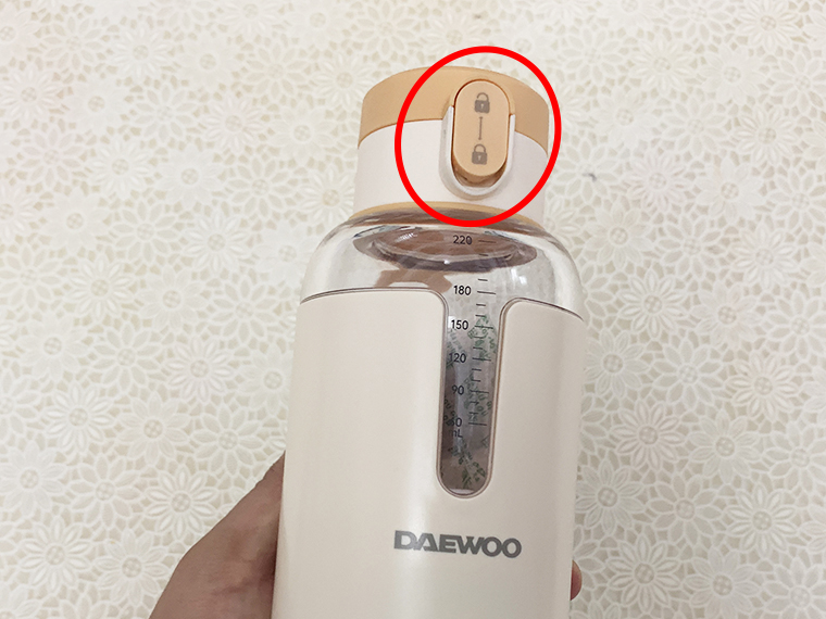 齐姐育儿|生娃后，每次出门都得大包小包？给宝宝调奶其实只需要一个水杯