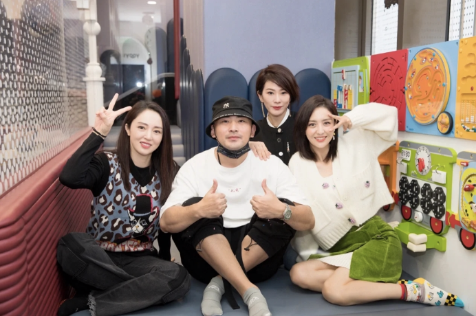 佟丽娅|董璇带女儿在自家亲子餐厅过万圣节，佟丽娅母子同现身，感情真好