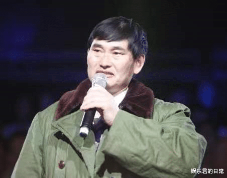 朱之文|离婚风波后大衣哥首次商演，弯腰鞠躬真诚致谢，脚步蹒跚引人担忧