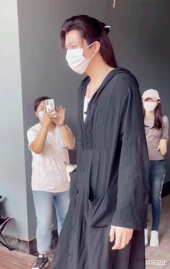 迪丽热巴|《安乐传》路透，迪丽热巴调皮敬酒龚俊，场外互动更有爱，刘宇宁造型有范儿