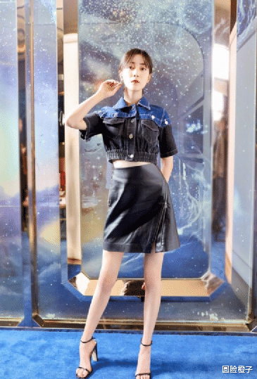 短发 李溪芮难得晒美照！穿黑色连衣裙戴大金项链，不愧是霸气“腿精”