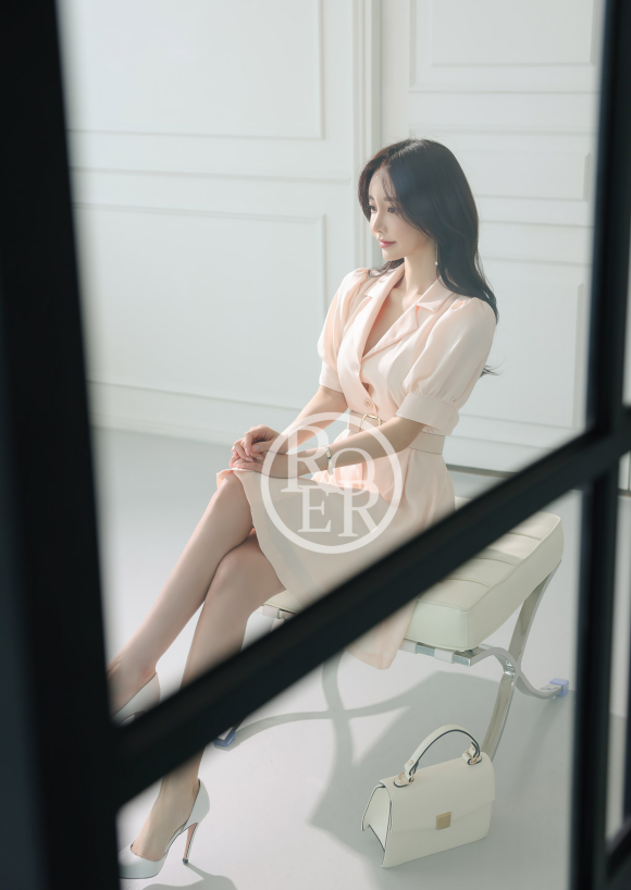 心壹穿搭|女神孙允珠高清时尚搭配：夏霖雨雾黄梅轻柔雪纺古典裙