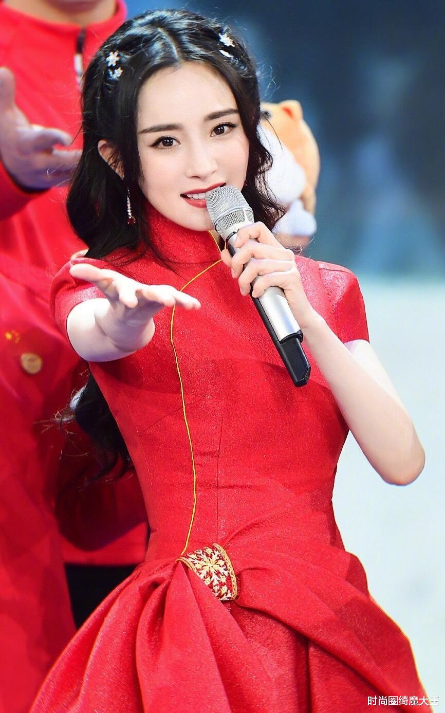 杨幂|春晚尴尬时刻，刘雨欣用力过猛腋下开线，杨幂表情僵硬被金晨碾压