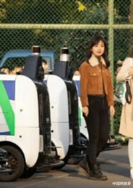 海魂|王冰冰校园采访被围观，笑容甜美有气质，扛住了“央视镜头”考验