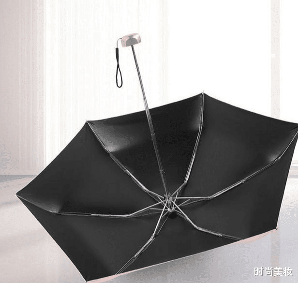 时尚美妆|薇娅的\＂懒人伞\＂，39度出门不怕晒，手机大小，网友：防晒霜都省了