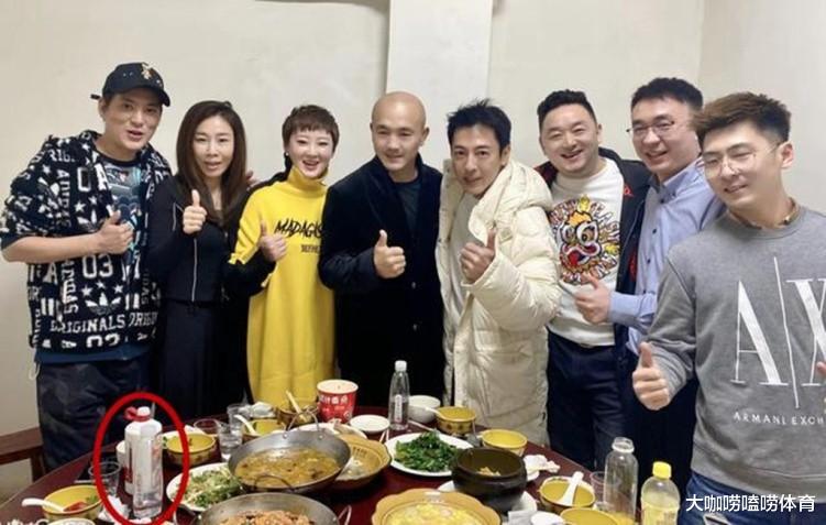 武僧一龙|吃火锅+喝茅台！武僧一龙宴请55岁港星，美女经纪人姐姐作陪抢镜