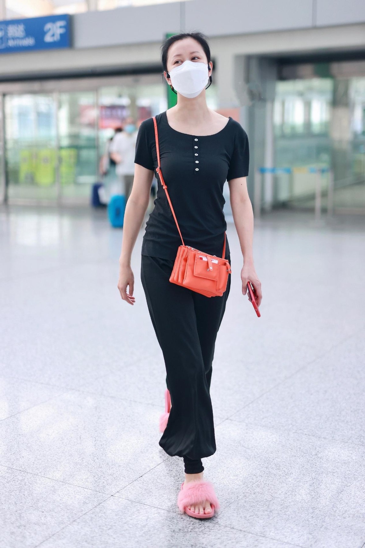 八只爪的猫|别看倪虹洁穿灯笼裤出门像大婶，但身材有曲线，看着真不像70后