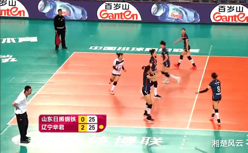 龚翔宇|辽宁女排3-0胜山东队，队员疯狂庆祝，赵勇差点被球砸中反而笑了