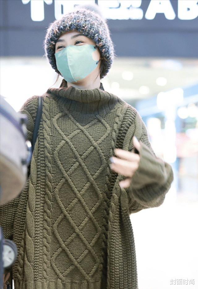 穿衣搭配|钟欣潼蔡卓妍风格差挺多，毛衣穿出不同效果，谁更成熟一目了然