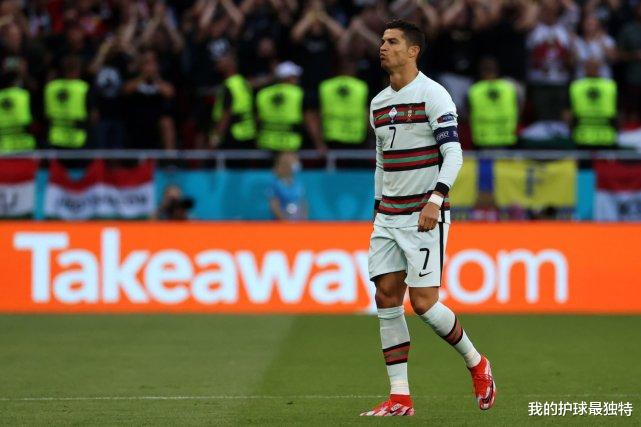 国足|C罗怒了!周围3米无人防守,伸手要球3秒遭无视,向队友发泄不满