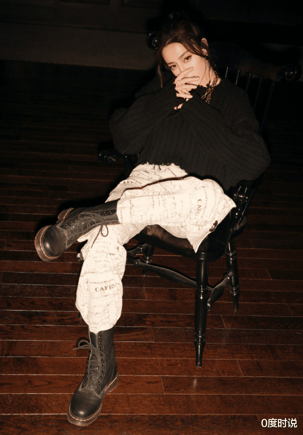 迪丽热巴|迪丽热巴拍“粉色大片”，看她靠墙下蹲时，全网男士都沸腾