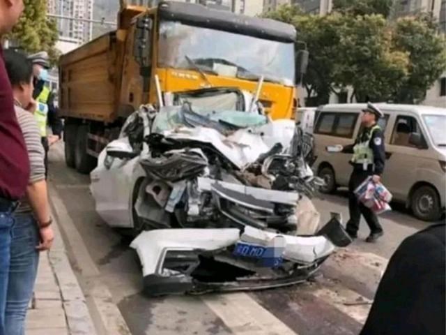 足球篮逑观察 辽宁一辆运沙车侧翻压埋了一辆私家车，一家三口丧生，车成铁饼