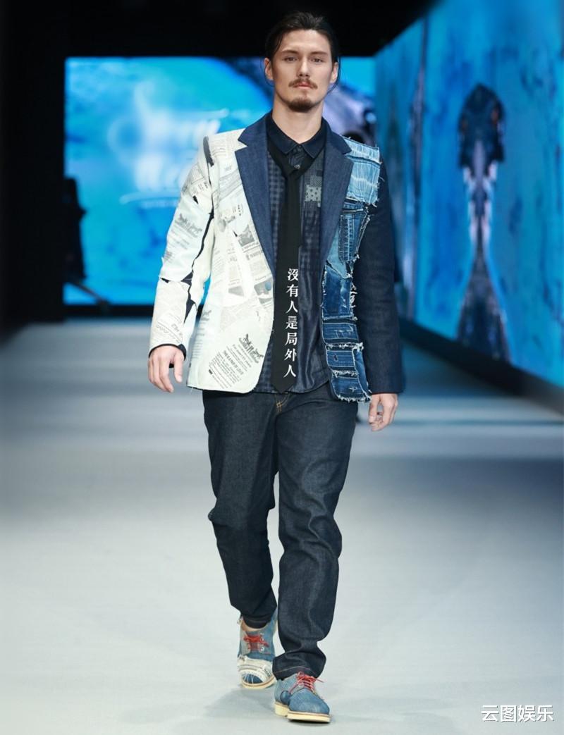 周华健|31岁儿子T台首秀，周华健60岁妻子罕现身支持，满头白发但气质好