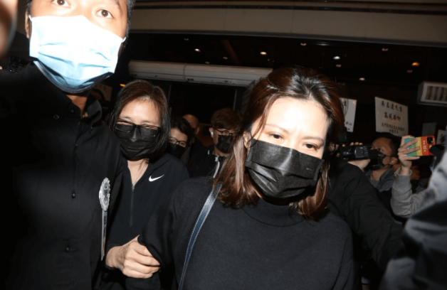 周星驰|吴孟达弟弟曝星爷在灵堂9分钟相处细节，90岁母亲没有现身送别儿子