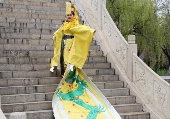 畅享说吧 当代武则天：农妇戴泡面王冠模仿女王，涨粉60万，千百人来提亲