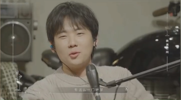 郭德纲|郭德纲6岁儿子沙发上玩游戏！穿秋衣身上肉嘟嘟，手腕金镯子吸睛