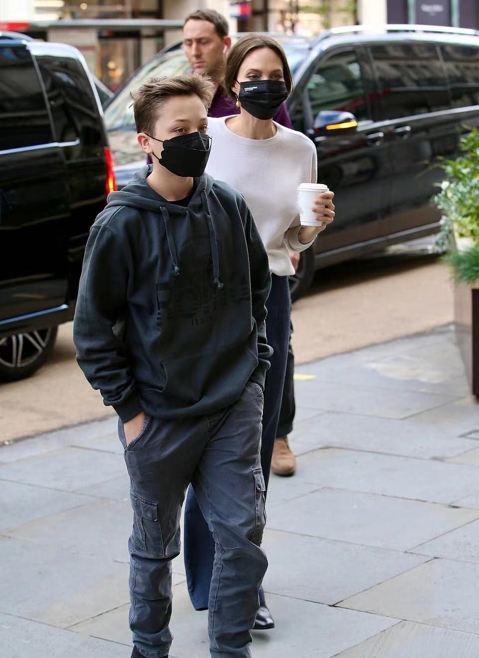 全球时尚风行 朱莉13岁龙凤胎儿子不害羞了!一身黑帅成小鲜肉,双手插兜在耍酷