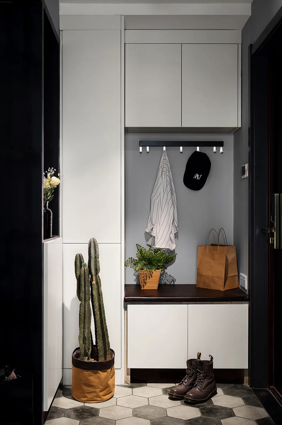 |89㎡新房装修,黑白灰为主,再加入做旧式装饰元素,效果别具一格!