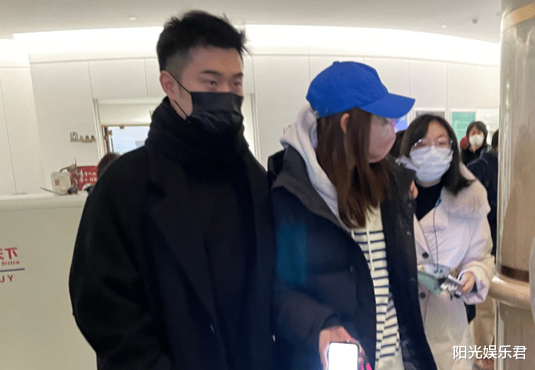 陈赫|陈赫终于晒女儿正面照了，父女同框玩游戏，5岁安安的颜值成焦点