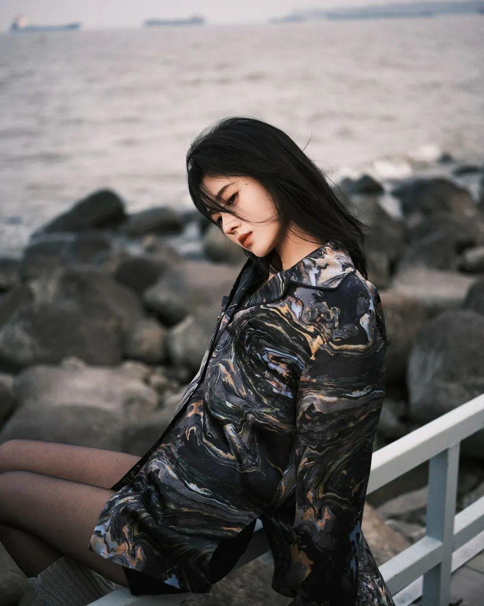 戚薇|鞠婧祎冬日写真美得让人窒息！雪肤玉貌长腿太惊艳