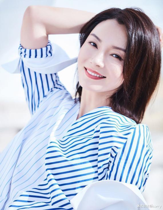 陈数 44岁的她，依旧端庄而优雅，气质绝佳，这身材美得羡煞旁人啊！