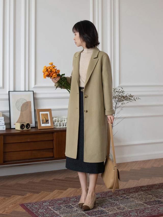 何有强 秋季，奔四奔四的女人怎么穿风衣？搭配衬衫和牛仔裤，减龄又洋气