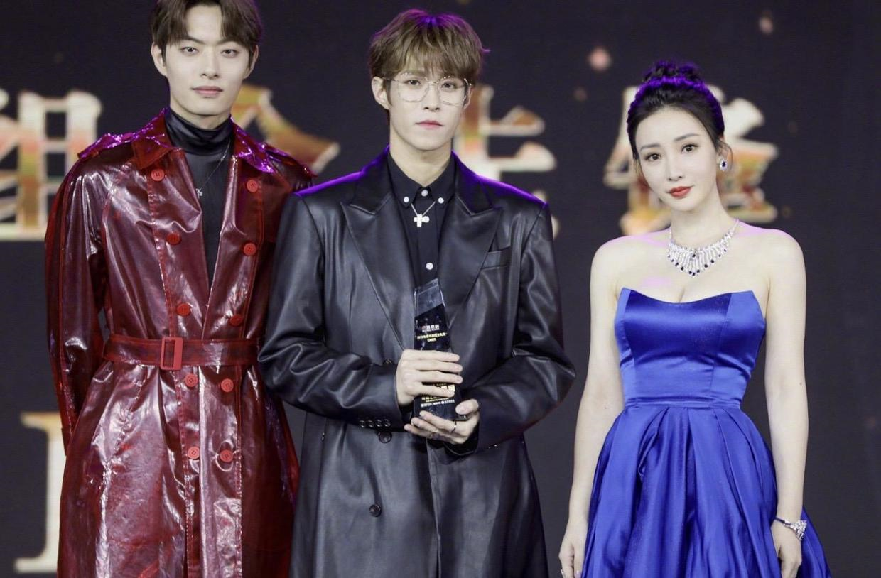 柳岩|柳岩“括号臀”真养眼！穿抹胸连衣裙大秀曲线美，40岁身材太优越