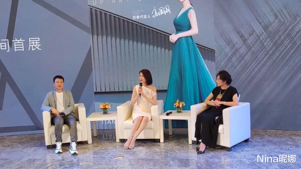 Nina昵娜|高圆圆高调出席房企活动,穿露肩白裙坐C位,为防走光90度夹腿坐惊艳全场