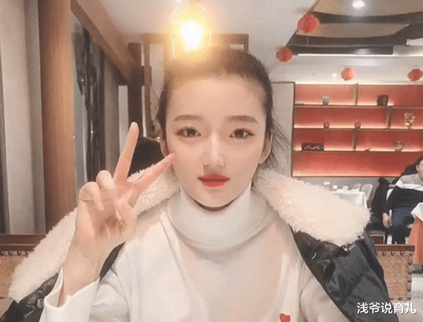 穿衣搭配|“冻龄奶奶”火了，48岁却被误认是大学生，奶奶：我孙子都上学了