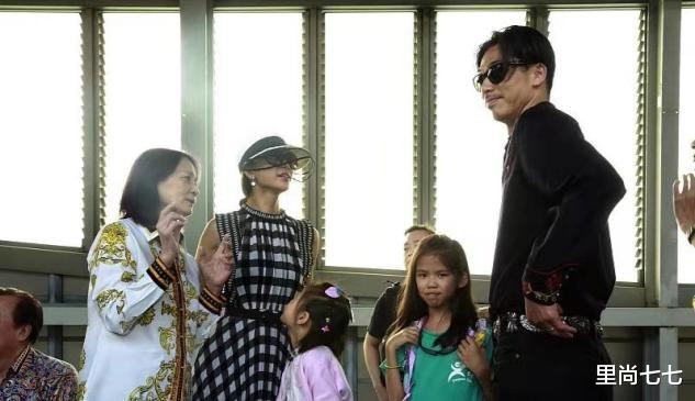 林志玲|林志玲夫妇走机场，她婚后打扮成日本贵妇，小7岁日本老公扮酷