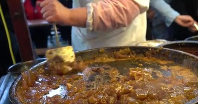 城市的时代 河南大妈把烂大街的小吃翻新，一晚爆卖上千碗，称霸夜市无人敌