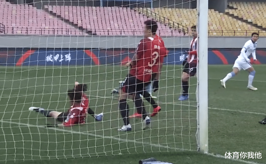 大連|附加賽爭(zhēng)議！大連人3人紅牌，對(duì)手點(diǎn)球前先手球，下輪輸球?qū)⒔导?jí)