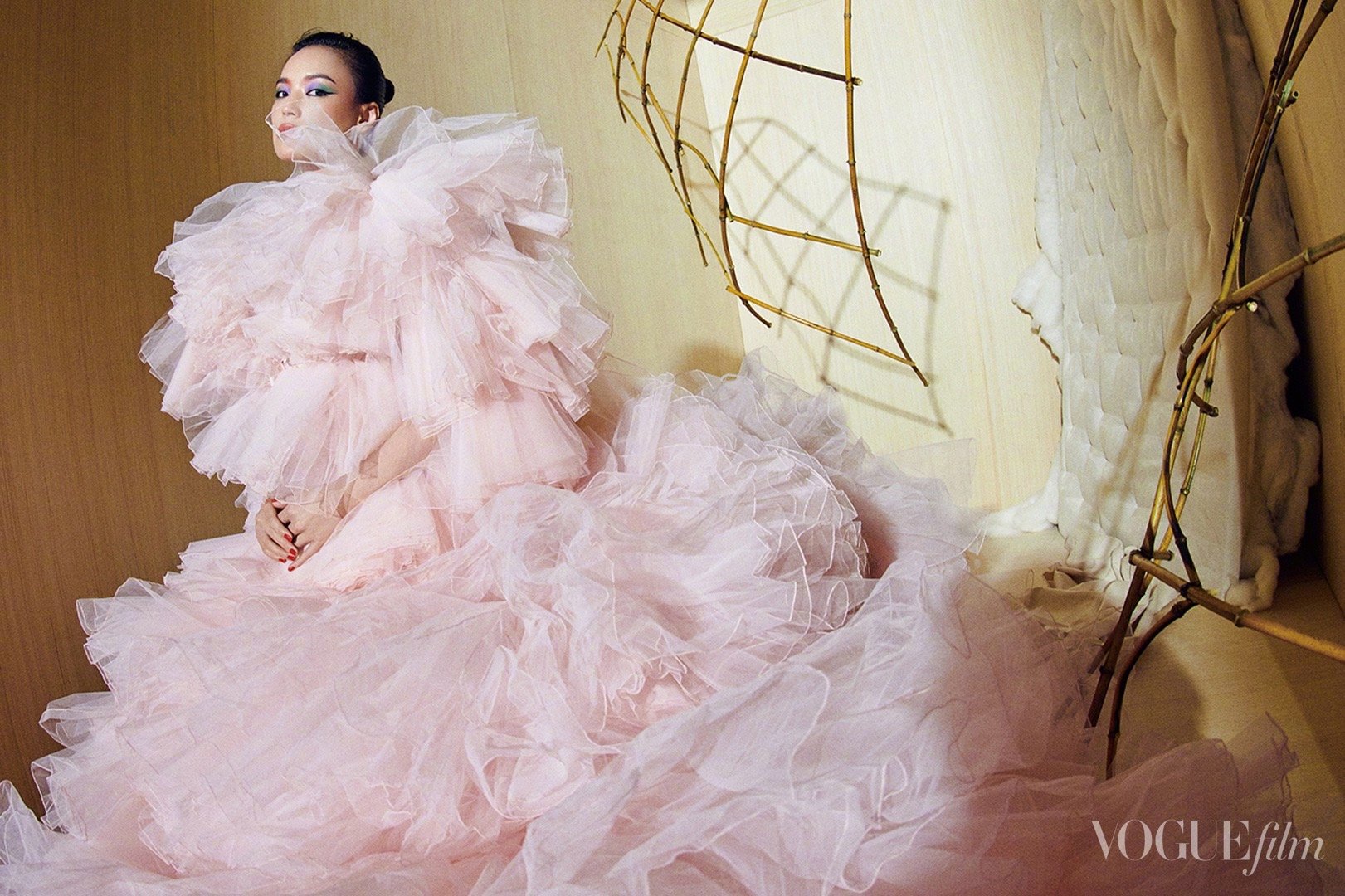 眼妆|舒淇越来越喜欢\西式妆容\了，嘴唇越化越厚，眼妆也浓过头了