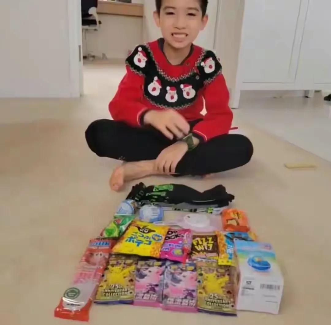 陈茵媺|陈茵媺独自带三孩去乐园，老公陈豪太忙，能陪一天就是最好的礼物