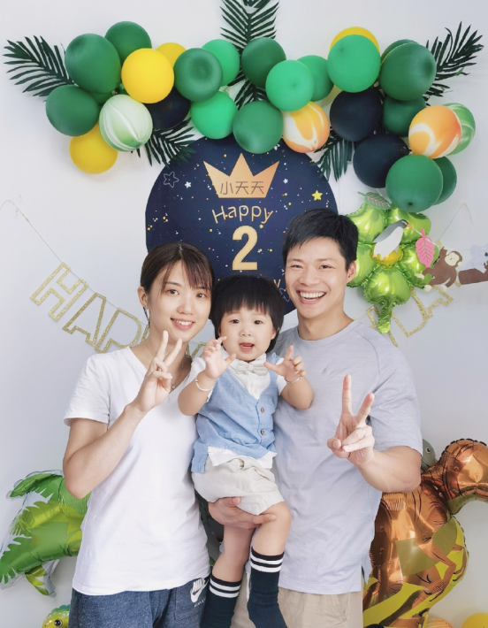 BiuFashion|“亚洲人的骄傲”苏炳添，是个温柔暖男，一家三口亲子装好温馨