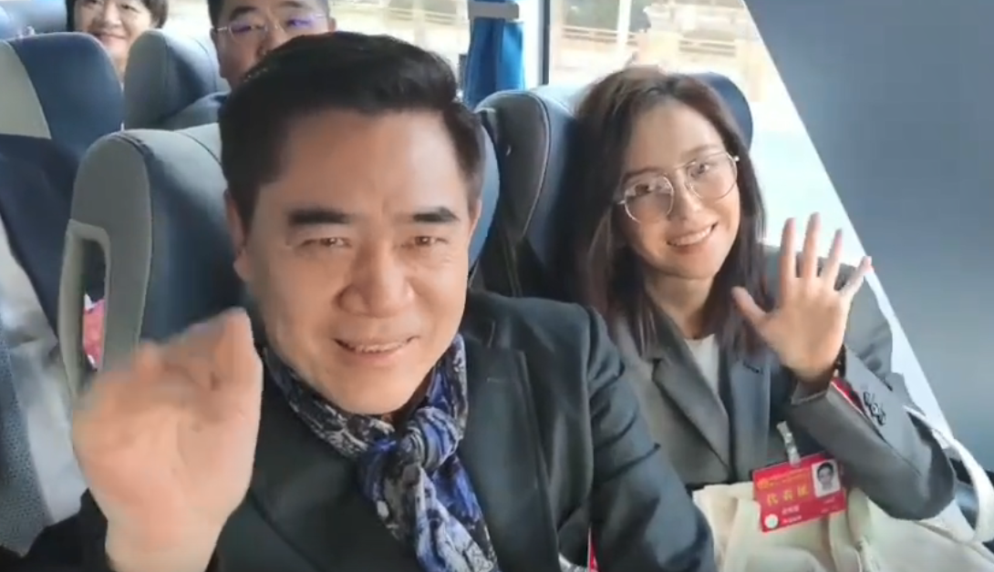 陈宝国|陈宝国康辉坐大巴参加会议！戴花色围巾显年轻，眉毛浓密一脸笑容