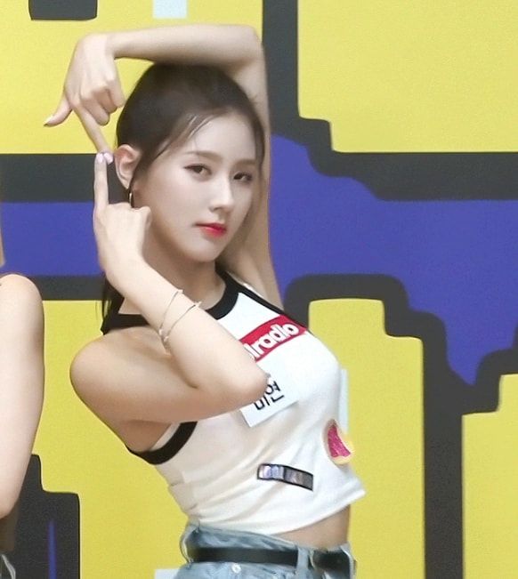 特斯拉|“五代神颜”赵美延:曾因未成年恋爱被劝退,如今是门面级的主唱