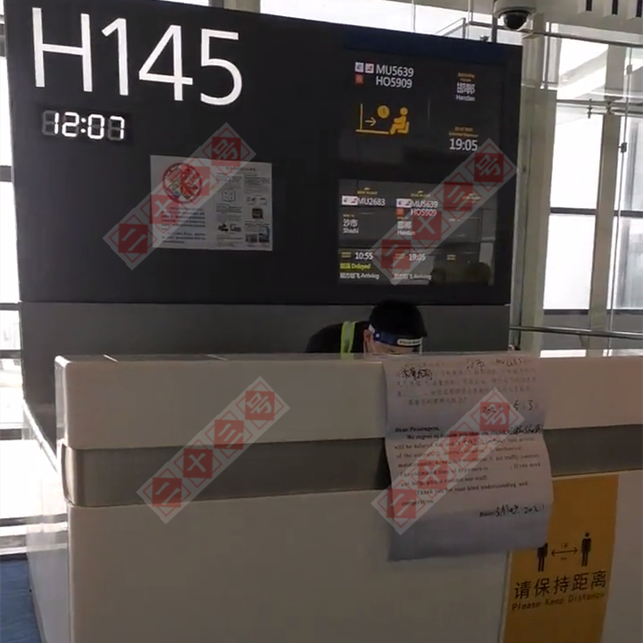 二十三 父亲去世，上海一航班因天气原因无限延迟，女子不能回家崩溃痛哭