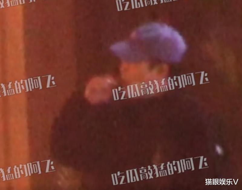 李沁|李沁与小沈阳聚餐，饭局没散提早离场，小沈阳门口抽烟好惬意