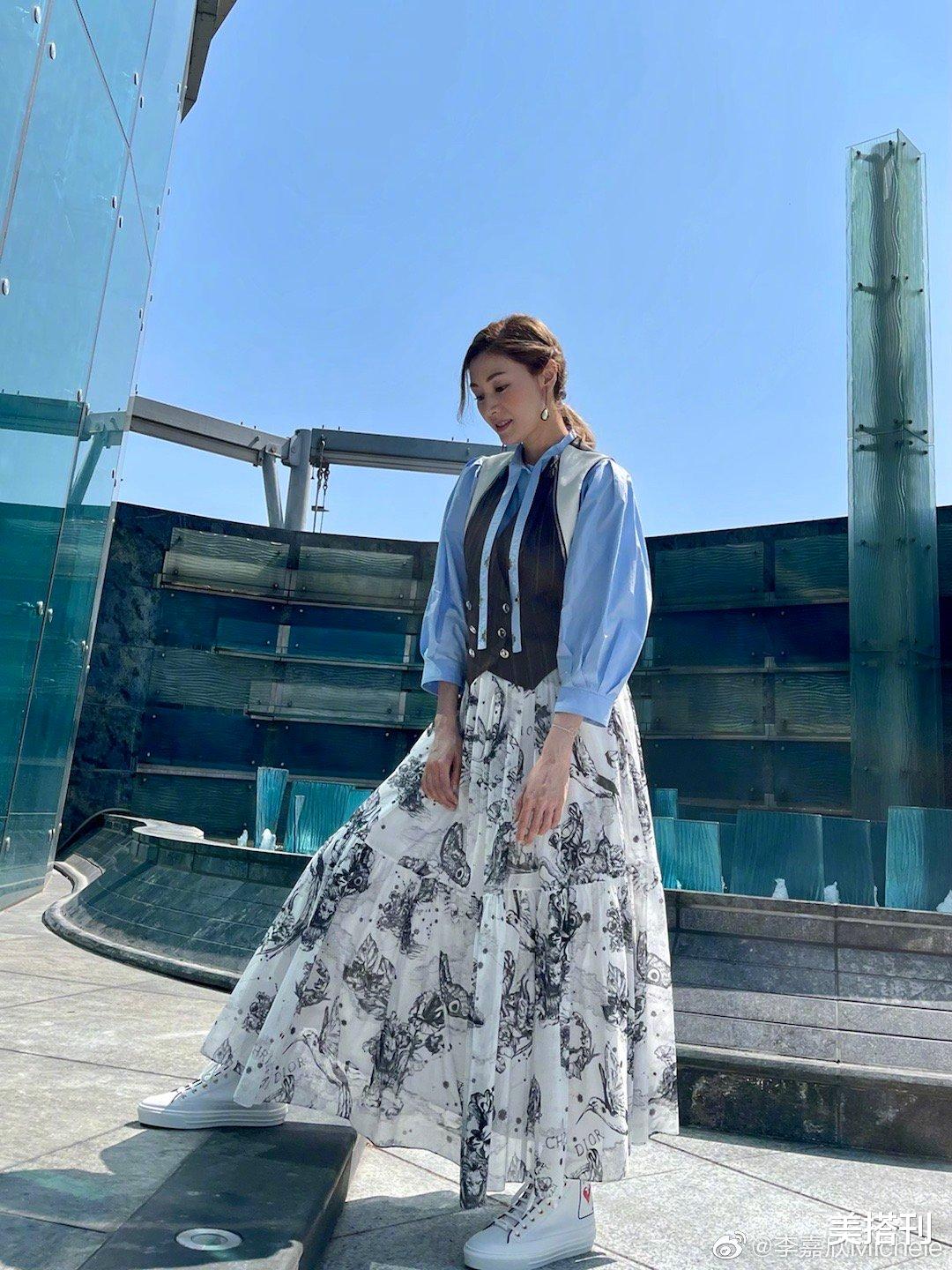 美搭刊|李嘉欣晒一家三口聚餐照片，穿咖色马甲长发披肩，51岁看着最多31