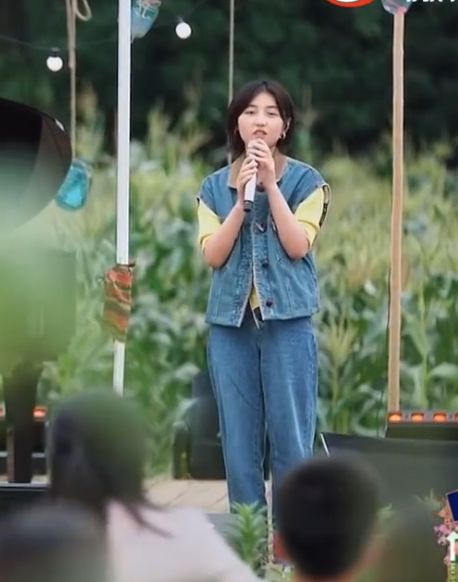 张子枫|《向往的生活》收官！张子枫温柔献唱，身穿牛仔嫩得好像还没长大