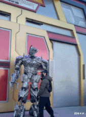 李靓蕾|吴尊携家人北京出游，身穿过万奢华羽绒服，妻子却因穿太少被吐槽