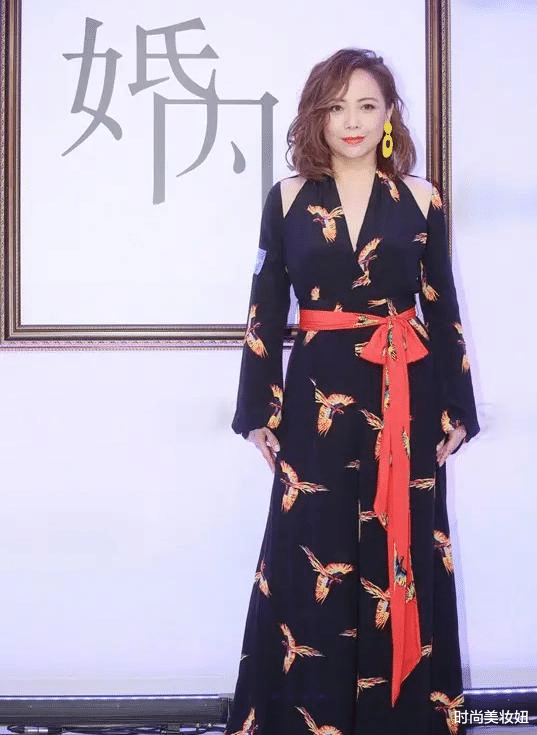 时尚美妆妞|邓萃雯越老越惊艳，穿斑马纹西装很有女人味，气质太高级
