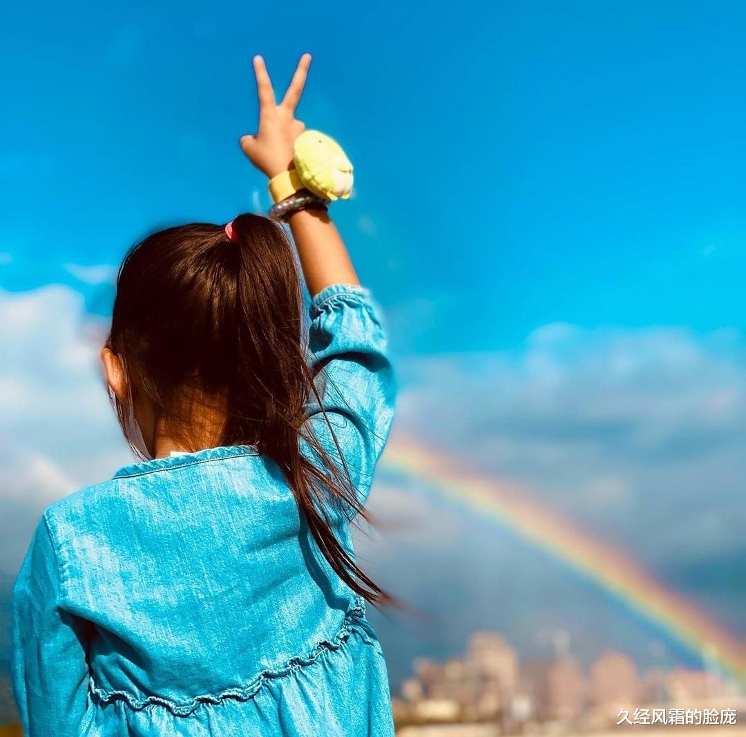 久经风霜的脸庞|周杰伦晒儿女沙滩上玩耍,不愿错过孩子成长,弟弟身高快赶上姐姐