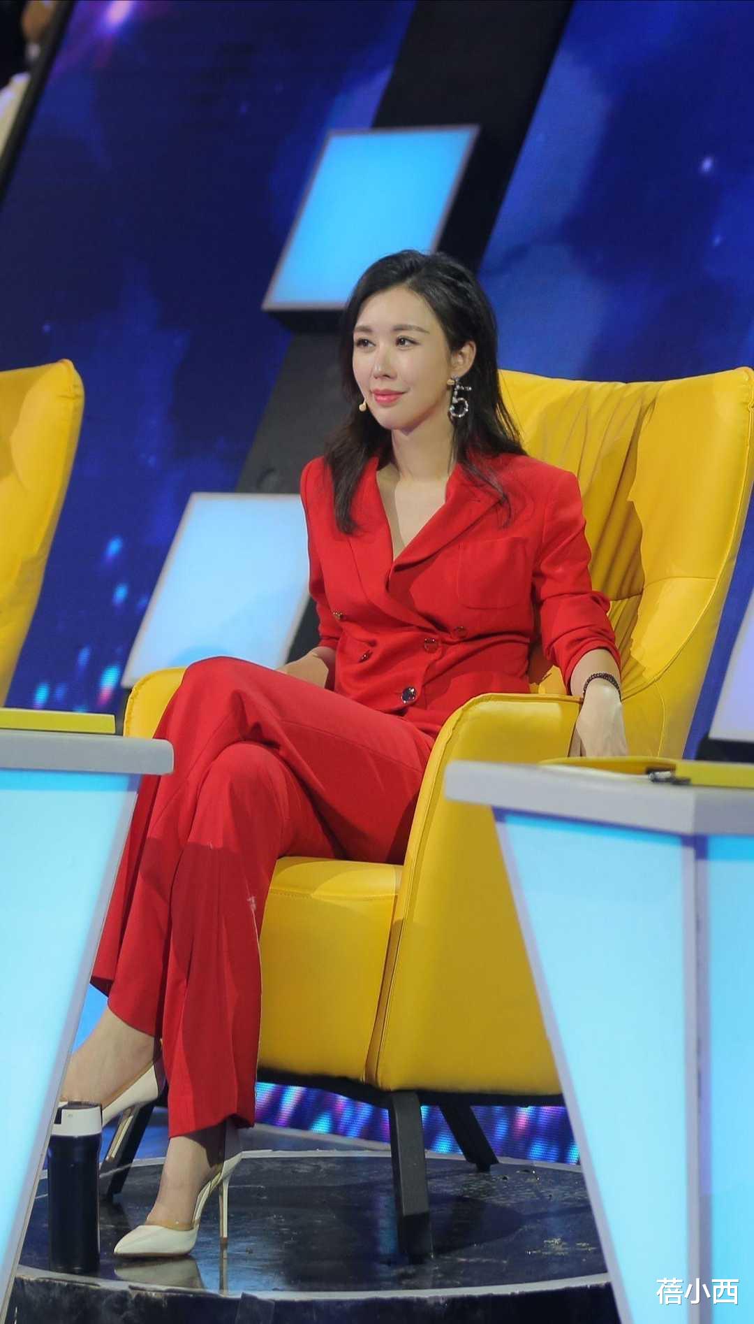 蓓小西|田朴珺真有贵族气质,穿抹胸裙配高丸子头好美,“奶油肌”太撩人