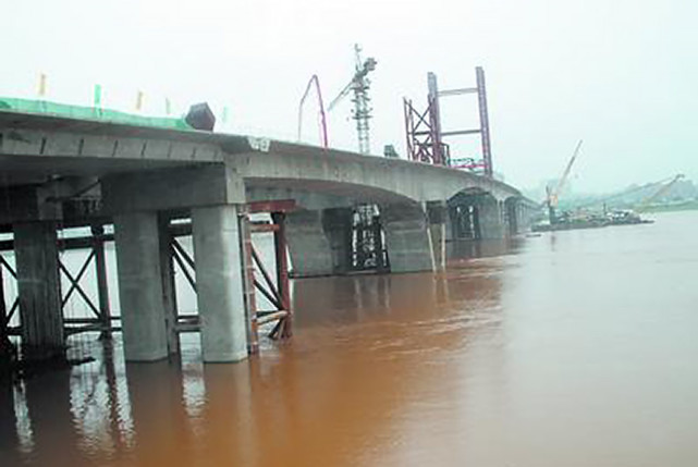 |没撞也要赔!26岁男子夜钓“浮尸惊魂”跳江:家属索赔92万元!