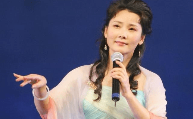 何赛飞|父亲因她终身不娶，长相太美无人敢追，如今58岁成这样