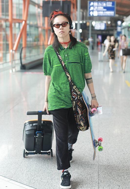 白小白的衣橱 窦靖童不在乎形象，把老头衫都穿出来了，戴上墨镜撞脸“欧阳靖”