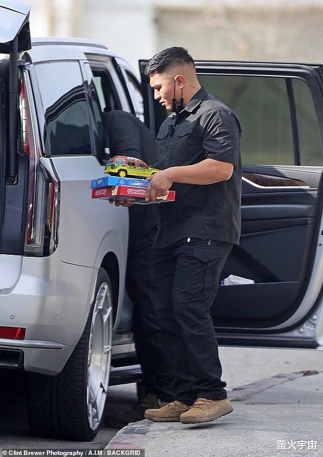 侃爷|侃爷久违和四娃团聚，还得在酒店中，猛烈示爱女演员就为激怒卡戴珊