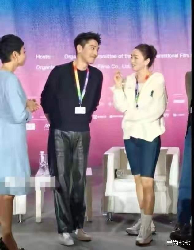 巩俐|巩俐再现经典黑白套装，饱满腰臀线更胜当年，一旁姜文眼都看直了